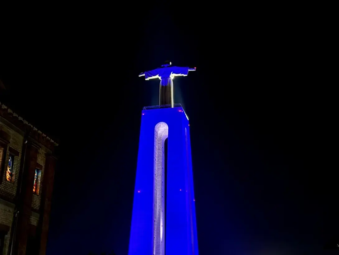 No dia 23 de março a MovSaúde iluminou o Cristo Rei de azul-marinho